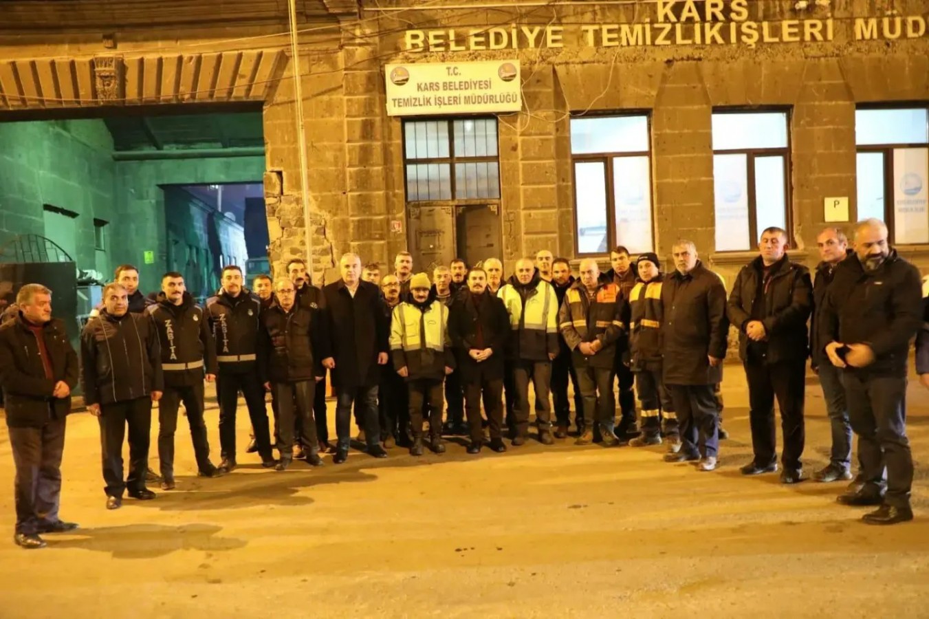 Yılbaşı gecesi belediye personelini yalnız bırakmadı