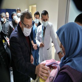 2024 yılının ilk bebeklerini ziyaret etti