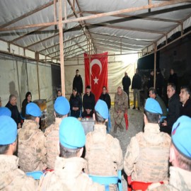 Yeni yılı kahraman Mehmetçikle karşıladı