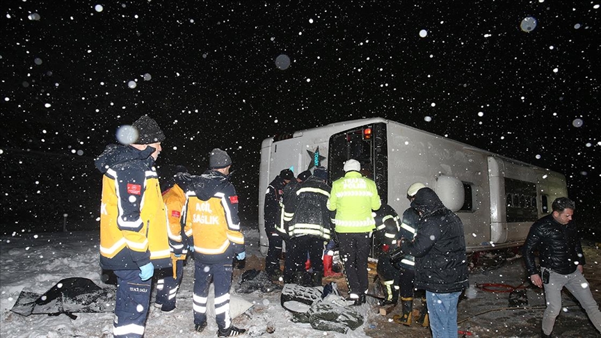 Yolcu otobüsü devrildi: 1 ölü, 15 yaralı