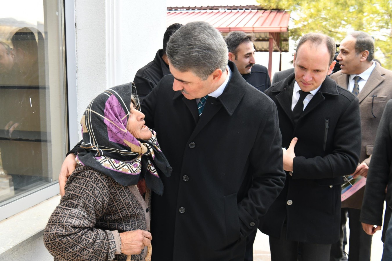 Köy halkının derdine ortak oldu;