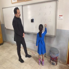 Tahtada öğrencilerle soru çözdü