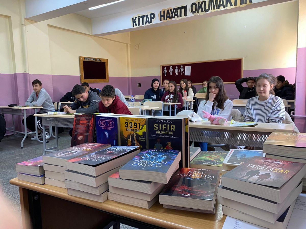 Öğrencilerin isteğini yerine getirdi;