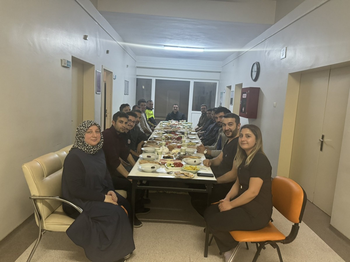 Sağlık çalışanlarıyla sahur yaptı;