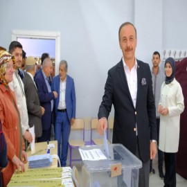 Seçimi kazanan rakibini tebrik etti