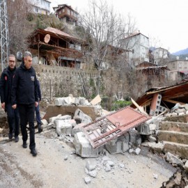 Mersin'de heyelan felaketi! 65 ev hasar aldı