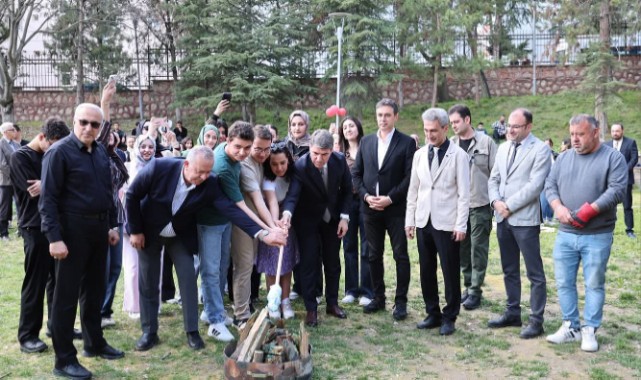 Vali Önder Bakan üniversiteli gençlerle nevruz ateşini yaktı