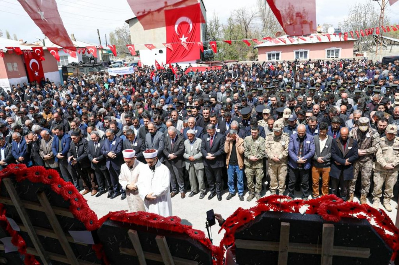 Van şehidini uğurladı;