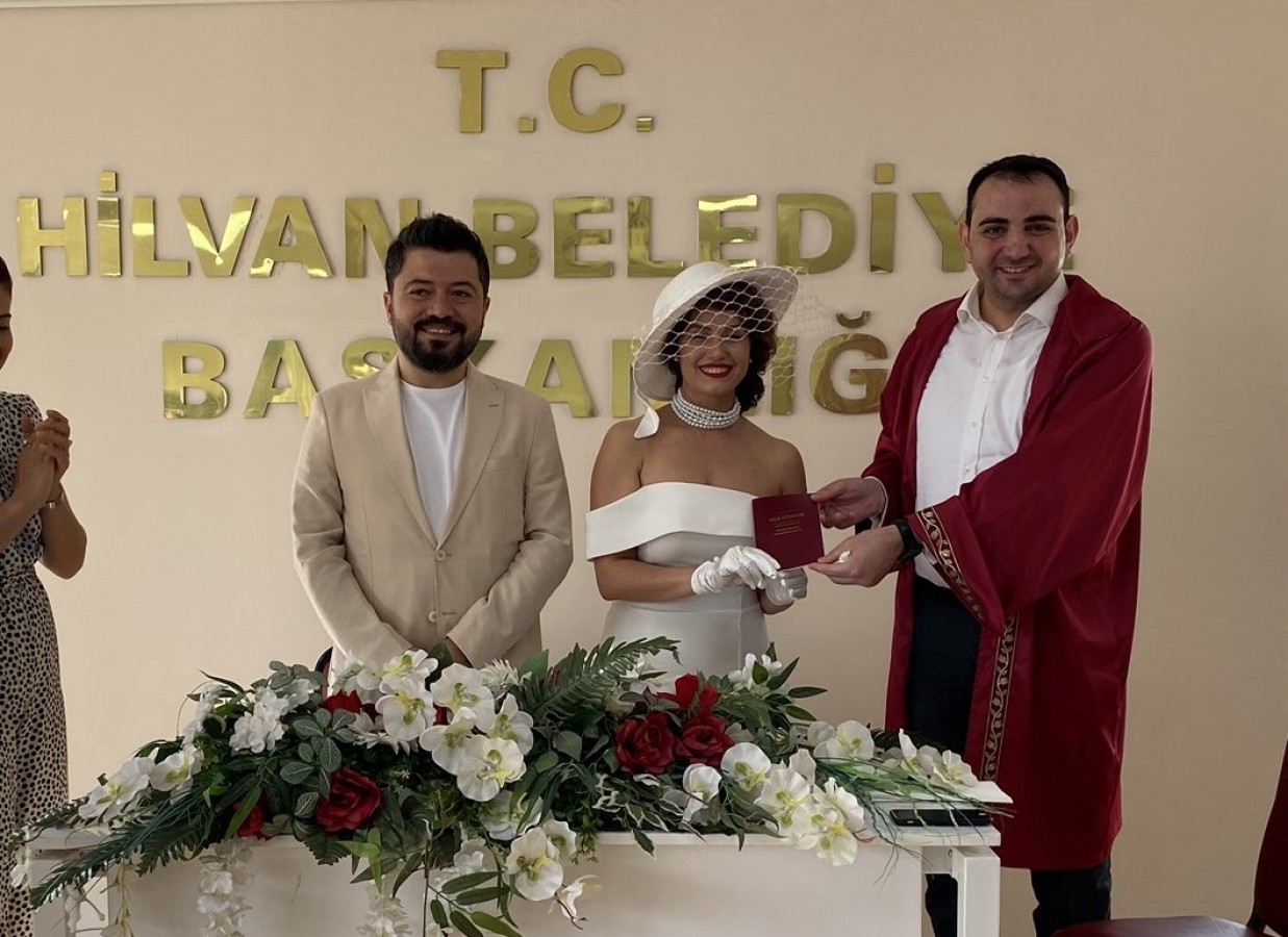 Öğretmen çiftin isteğini kırmayan Kaymakam Karakaş, ilk kez nikah kıydı;