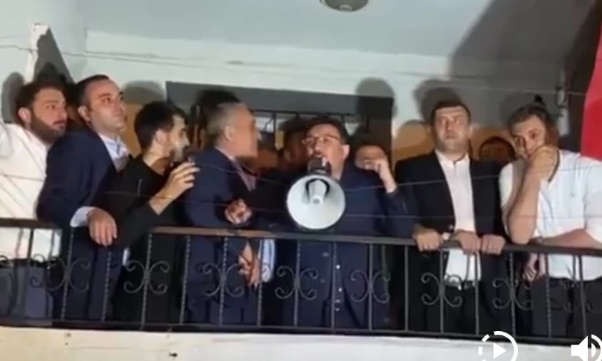 Vali Gökmen Çiçek, öfkeli kalabalığı sakinleştirmeye çalıştı;