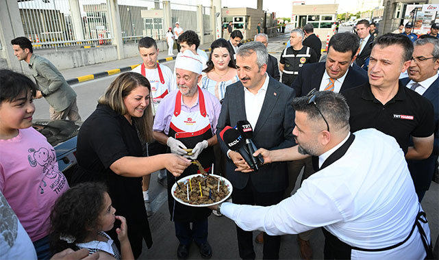Vali Sezer, gurbetçileri sınır kapısında karşıladı;