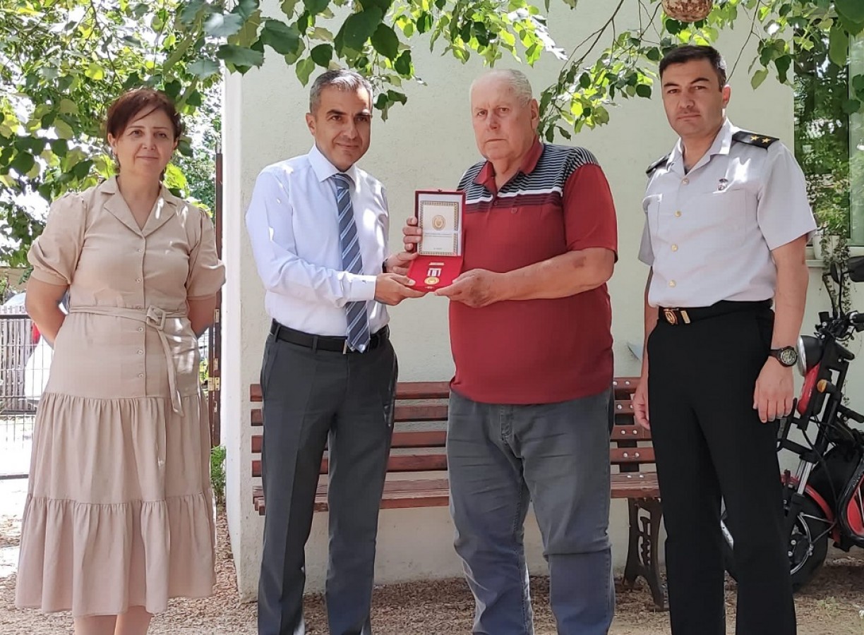 Kıbrıs gazisine madalya ve berat;