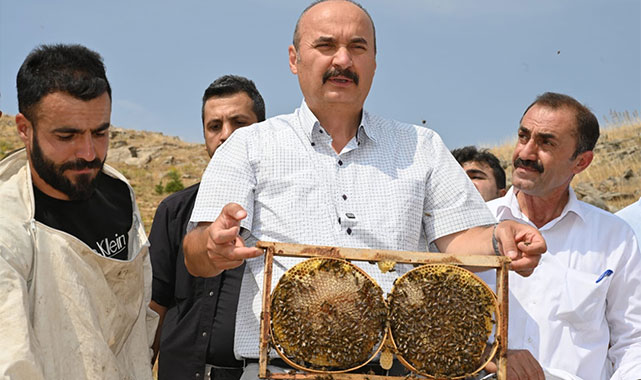 Vali Canalp, Cobet Yaylası'nda bal sağımı yaptı: Türkiye’nin en yüksek besin değerine sahip ballarından biri;