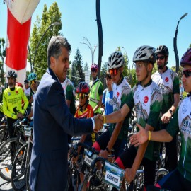 Bisiklet tutkunları Bolu manzarasında pedal çevirdi