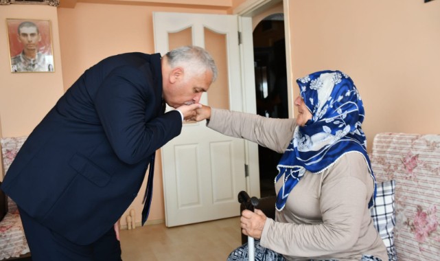 Şehit annesinin elini öptü