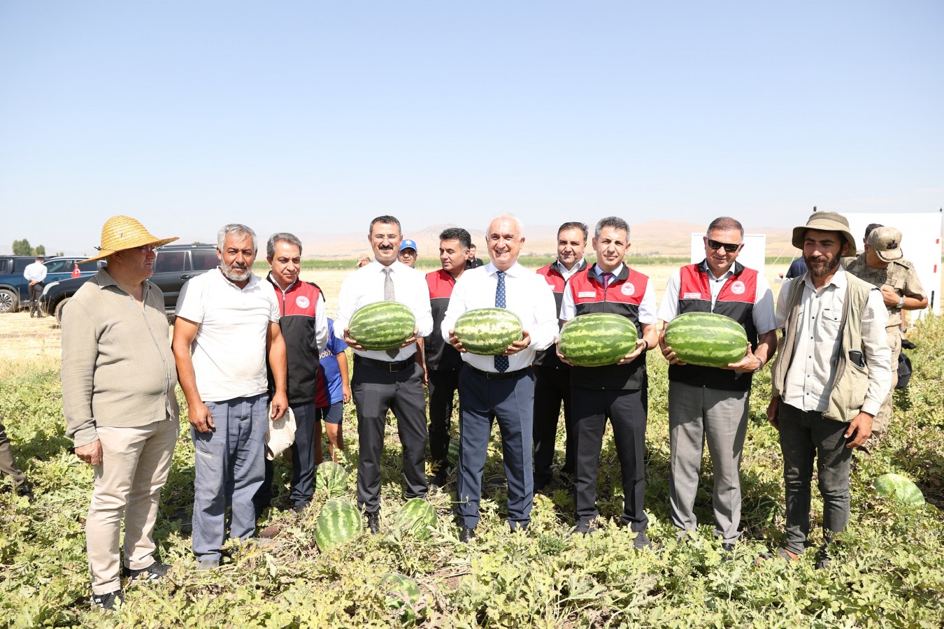 Vali Çakır, Muş Ovası'nda karpuz topladı;