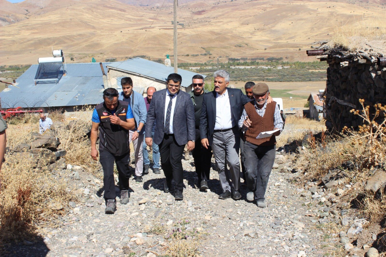Vali Makas, depremzede köylerde inceleme yaptı;