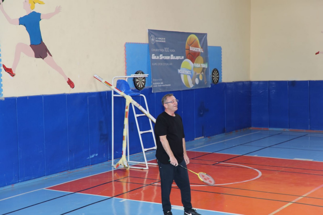 Öğrencilerle badminton oynadı