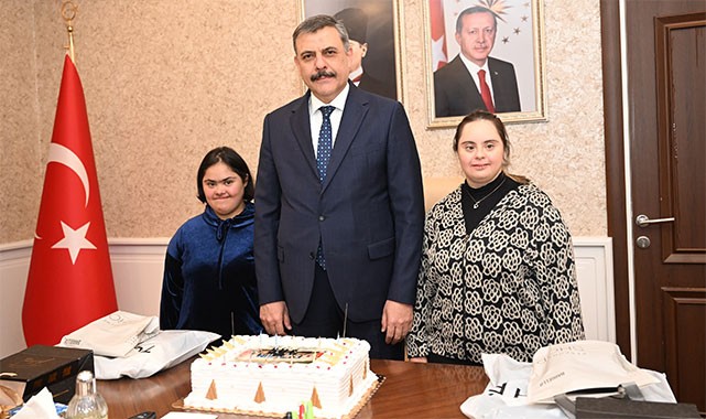 Vali Çiftçi, Valiliğin Gülleri'nin doğum gününü kutladı