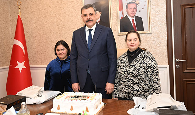 Vali Çiftçi, Valiliğin Gülleri'nin doğum gününü kutladı;