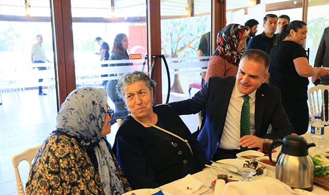 ''Hayatımızın en kıymetli hazinesi, bize yol gösteren büyüklerimizdir'';