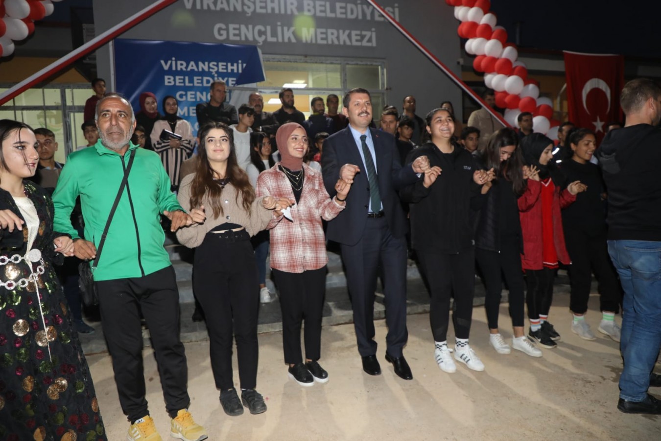 Gençlerle davul zurna eşliğinde halay çekti