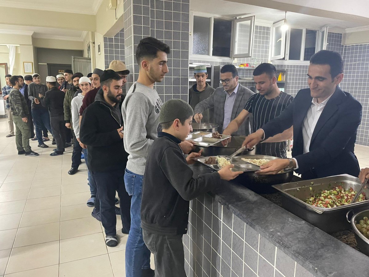 Akşam yemeği servisi Kaymakamdan;