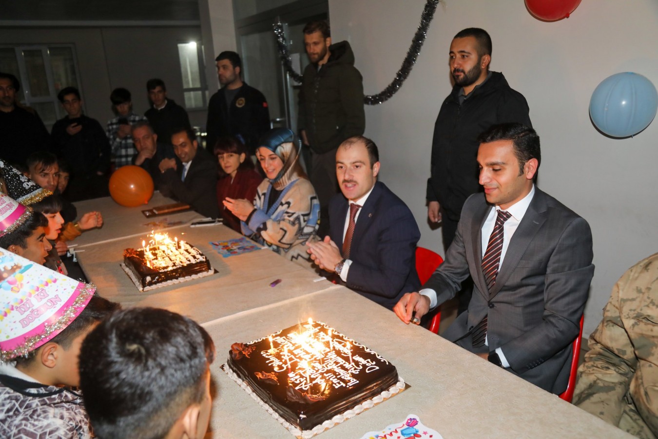 Pansiyonda kalan öğrencilere doğum günü sürprizi;