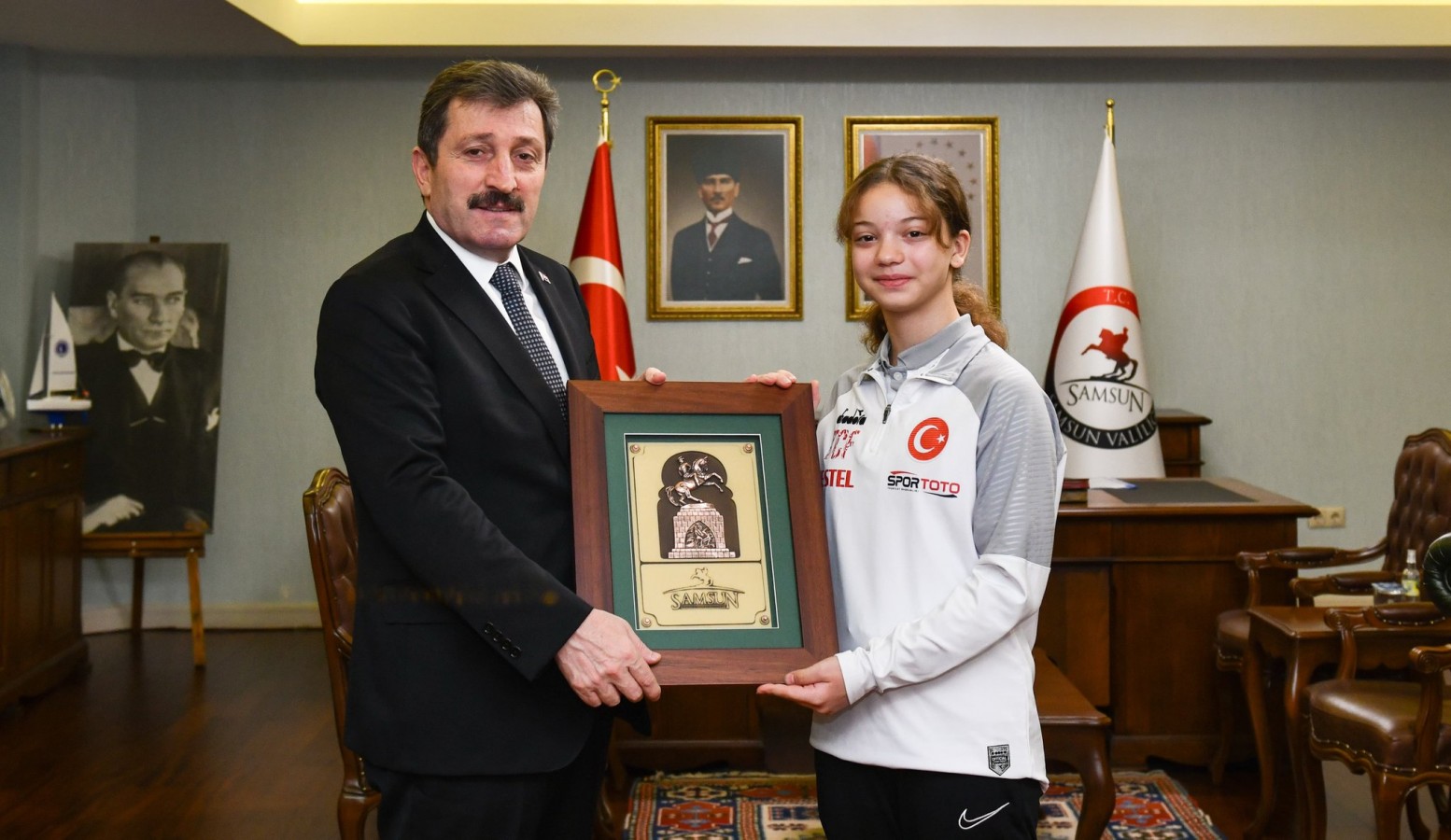 Vali Tavlı, dünya ikincisi olan Tuba'yı tebrik etti;