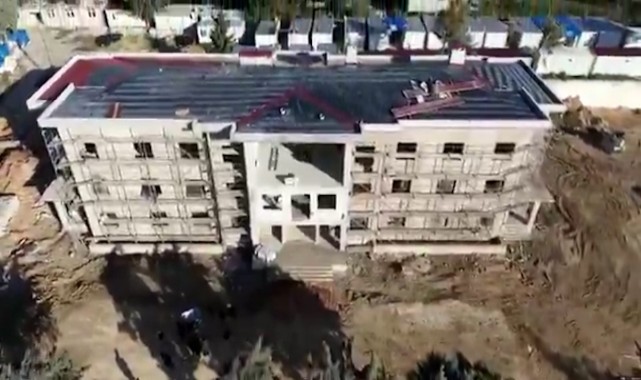 Hatay’da jandarma hizmet binasında çalışmalar hız kesmeden devam ediyor