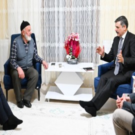 Bakan Tekin'in anne babasının hayır duasını aldı