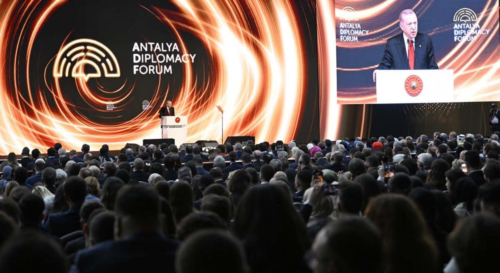 Diplomasinin kalbi Antalya'da barış ve huzur için atıyor