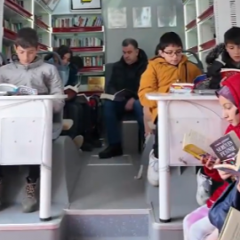 Köy çocuklarıyla Gezici Kütüphane'de kitap okudu