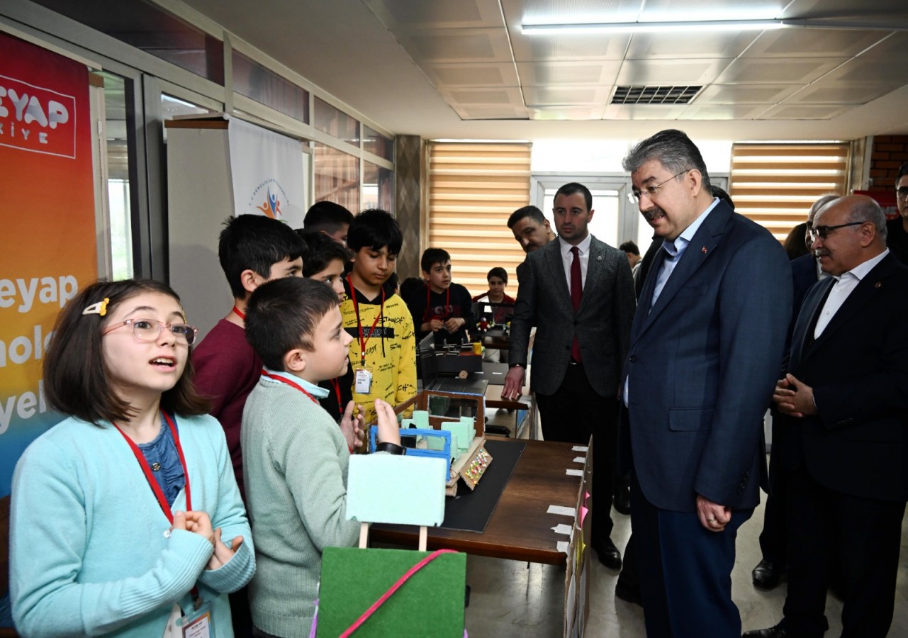 Öğrenciler projelerini şenlikte sergiledi;