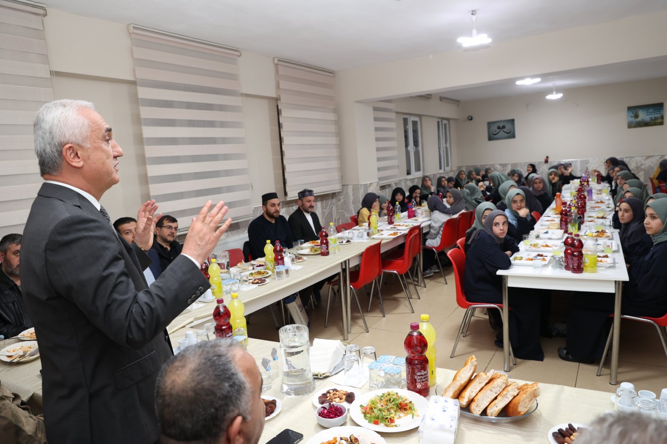 Kur'an kursu öğrencileriyle iftar yaptı