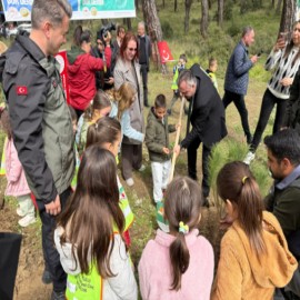 Kemer'de fidan dikerek, geleceğe nefes oldular