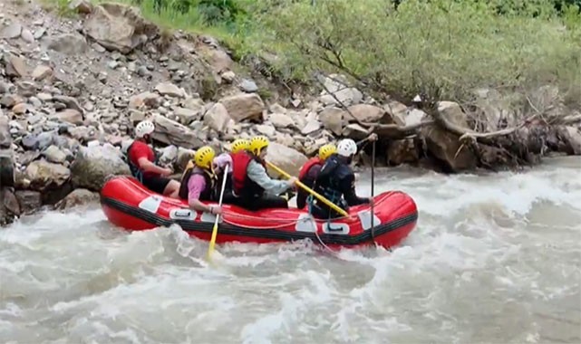Vali Çiftçi, Tortum Çayı'nda rafting yaptı: İlk defa tecrübe ettik, çok heyecanlıydı