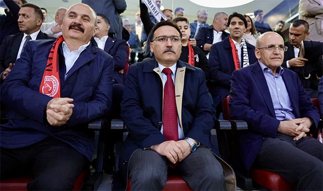 Bakan Şimşek, Vali Canalp ve Vali Çiçek birlikte maç izledi: ''Binlerce Batmanlı hemşehrimizle birlikte bu büyük heyecana ortak olduk''