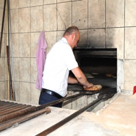 Batman Valisi, fırında ekmek pişirdi