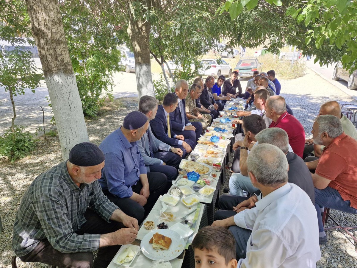Kahvaltı sofrasında samimi sohbet;
