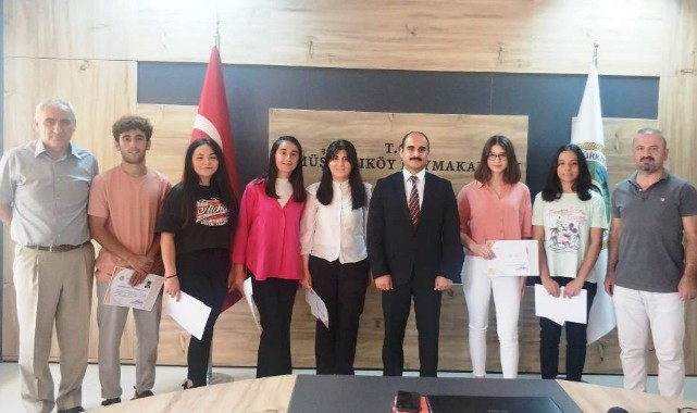 Kaymakamdan LGS ve YKS’de başarı gösteren öğrencilere ödül