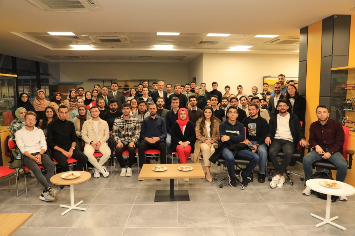 Öğrencilerle WhatsApp grubu kurdu;