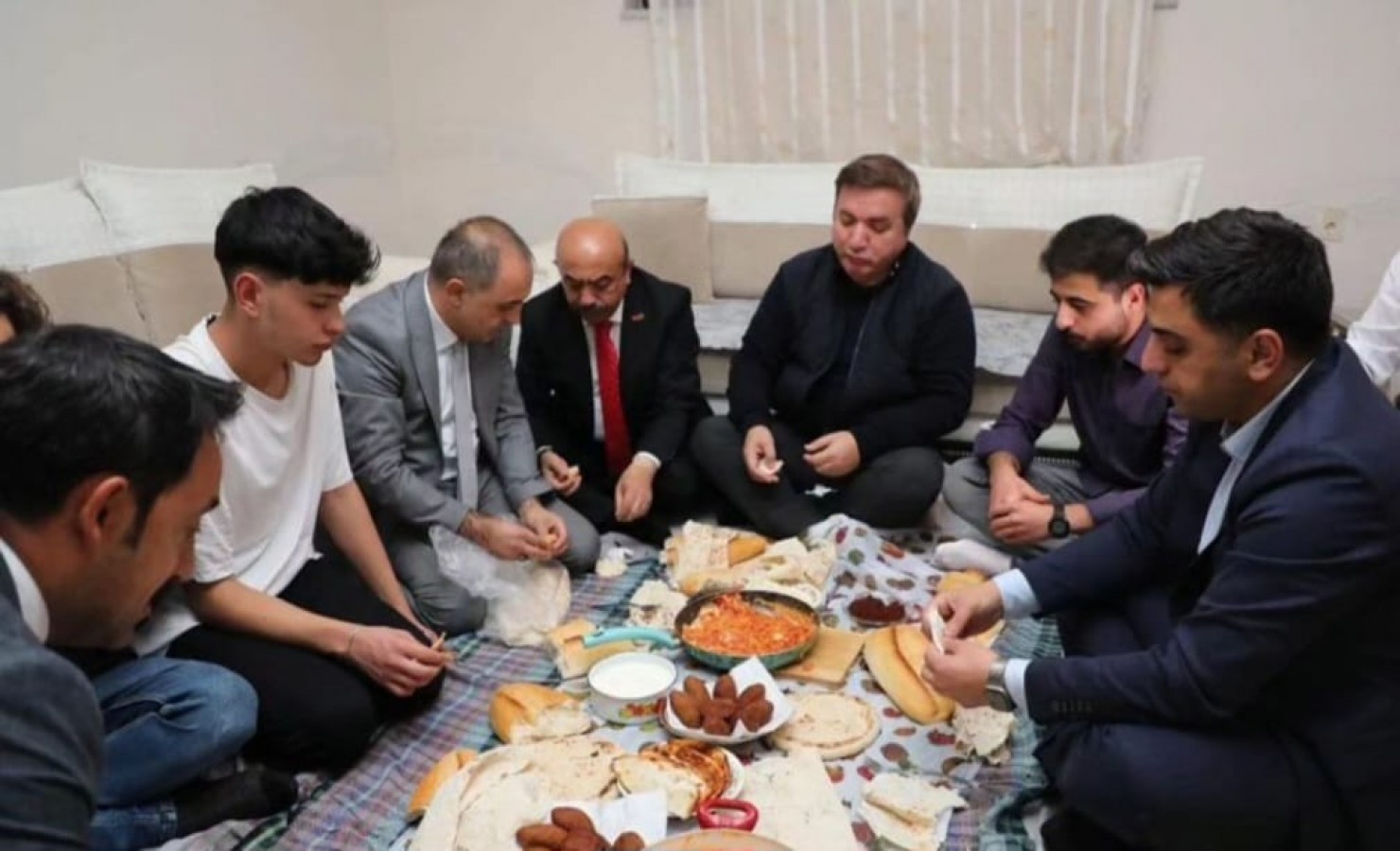Öğrenci evinde menemen yaptı;