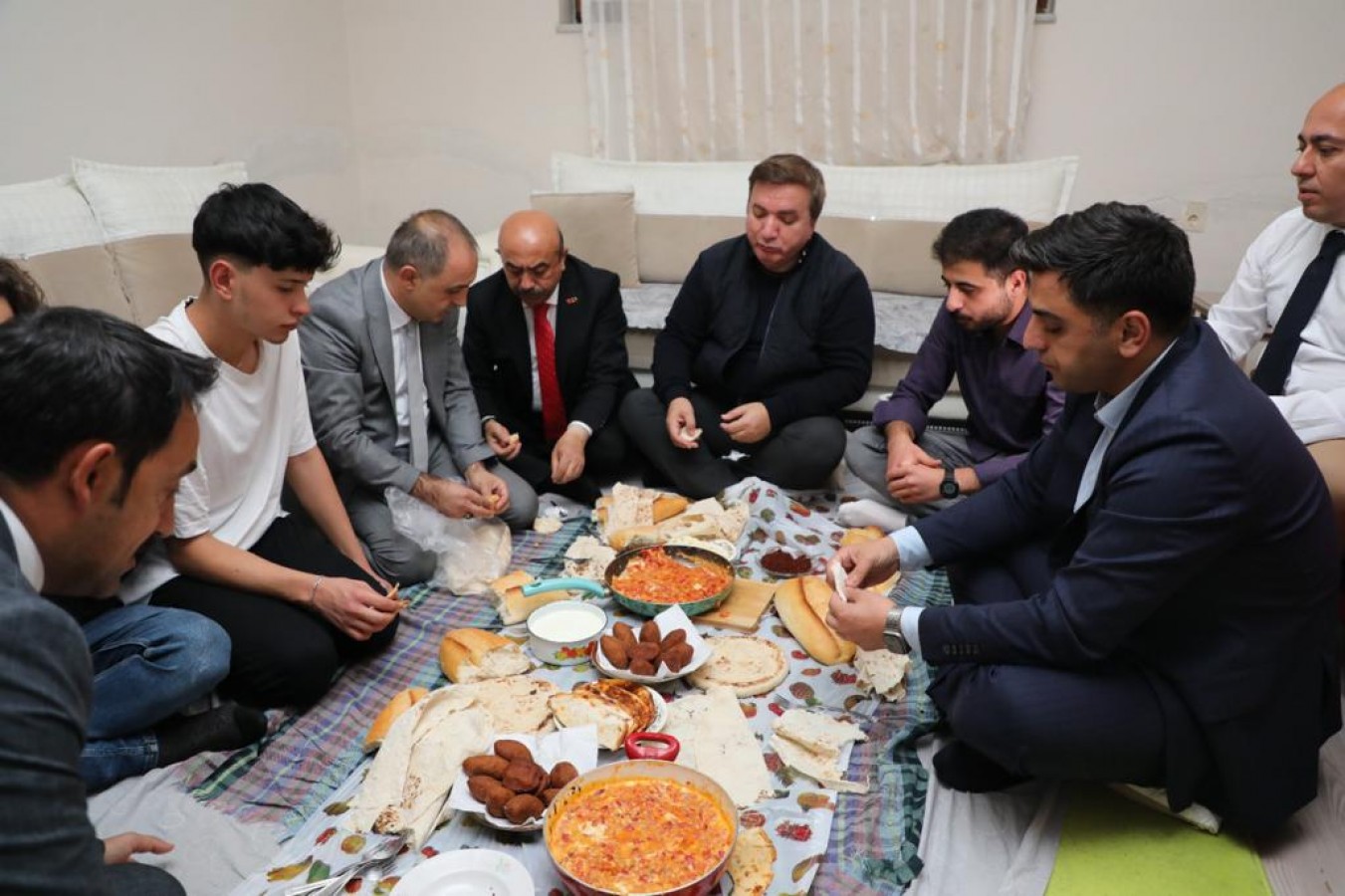 Öğrenci evinde menemen yaptı