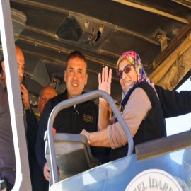 Vali Sözer, Sebahat Teyze ile köy yolunu asfaltladı