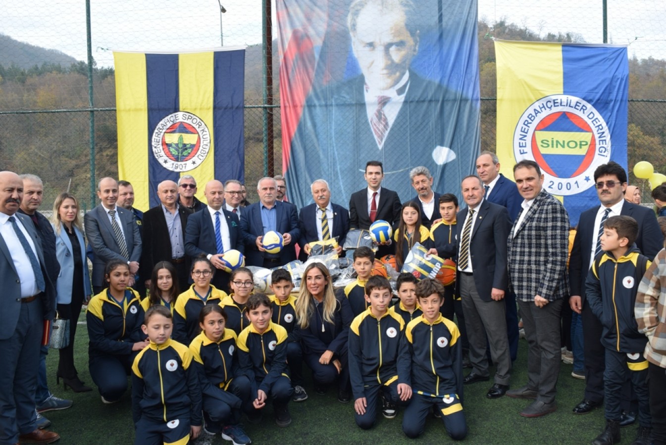 Öğrencilere spor malzemesi dağıttı;