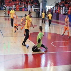 Down sendromlu gençlerle futsal maçı