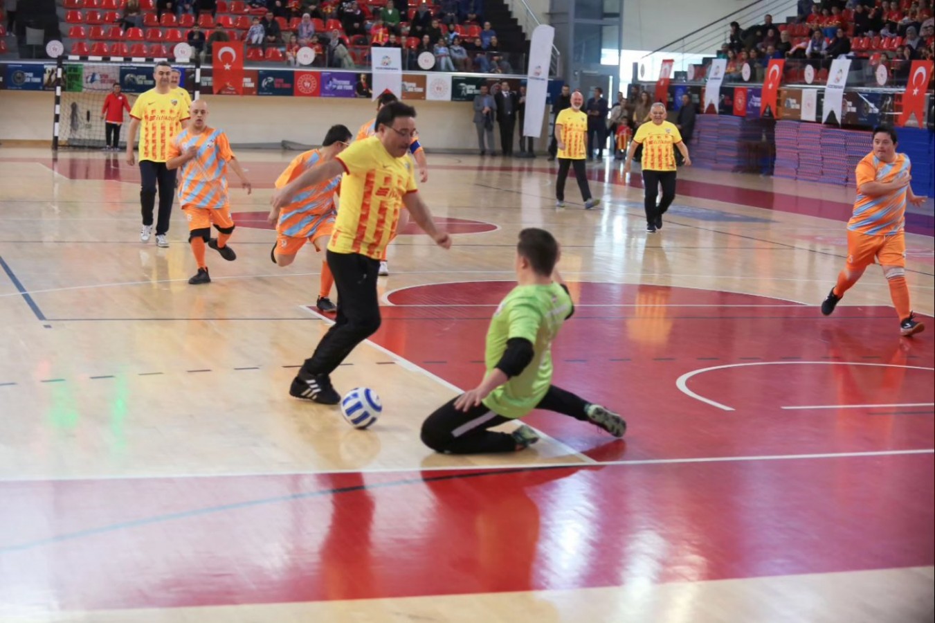 Down sendromlu gençlerle futsal maçı;
