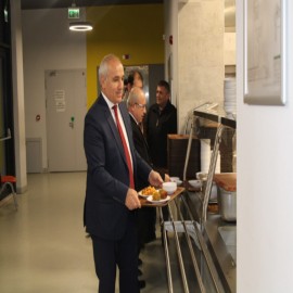 Öğrencilerle yemek sırası bekledi