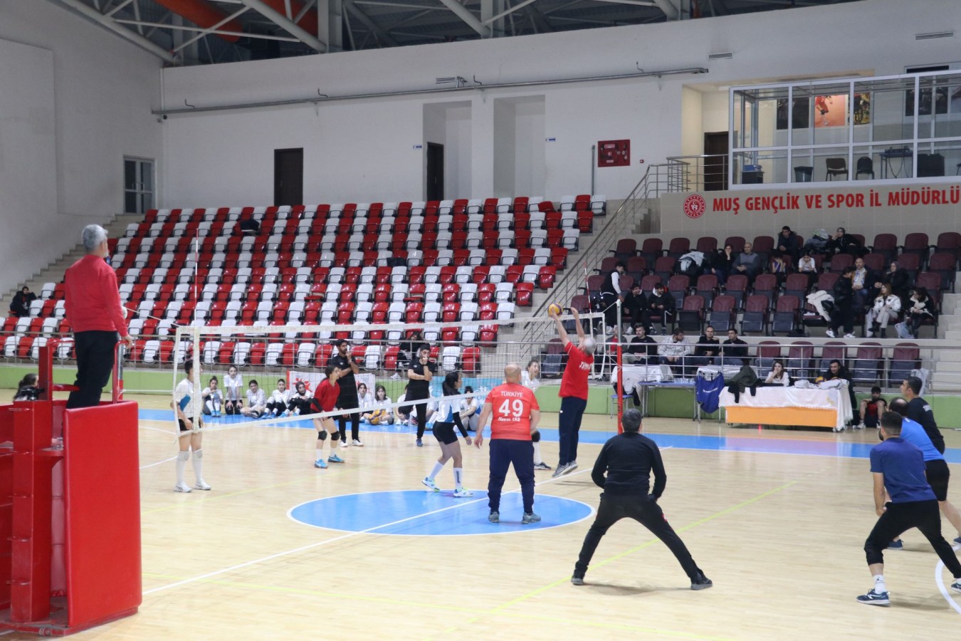 Ustalar ve gençler voleybolda buluştu